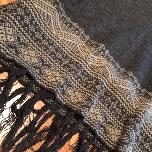 Beautiful poncho sweater - Picture 2 of 5